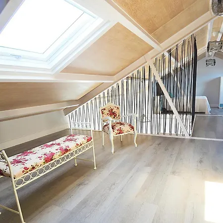 Galihost - Mamuela Lejlighed *